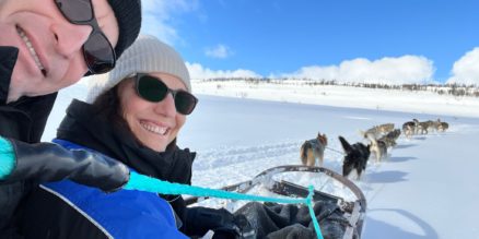 Miki and Bart dogsledding in Norway