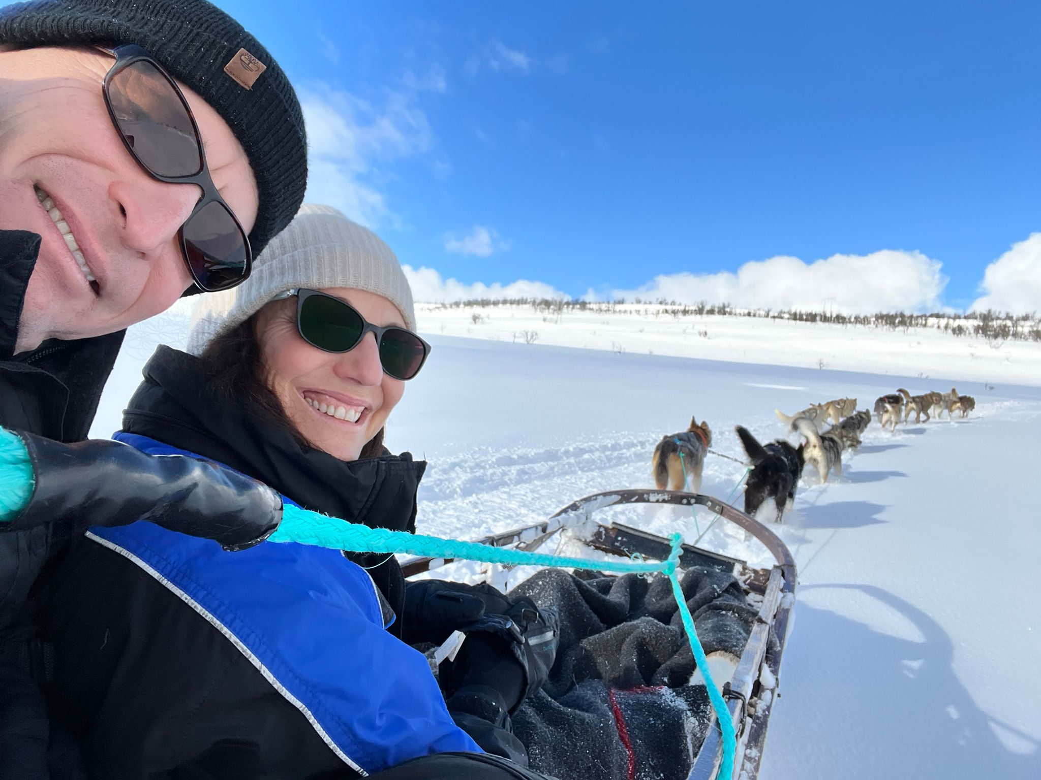 Miki and Bart dogsledding in Norway